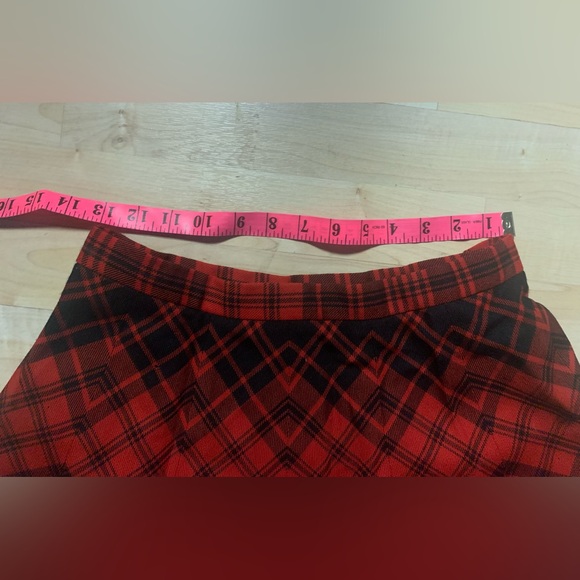 Vintage 1970s Pure Wool Red and Black Tartan Skirt. - Picture 6 of 9